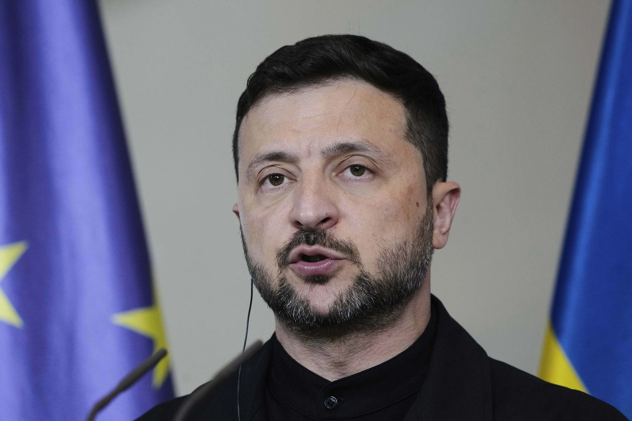 Ông Zelensky kêu gọi NATO mời Ukraine dự hội nghị thượng đỉnh 1 Tổng thống Ukraine Volodymyr Zelensky tại cuộc họp báo ở Berlin ngày 28/5. Ảnh: AP