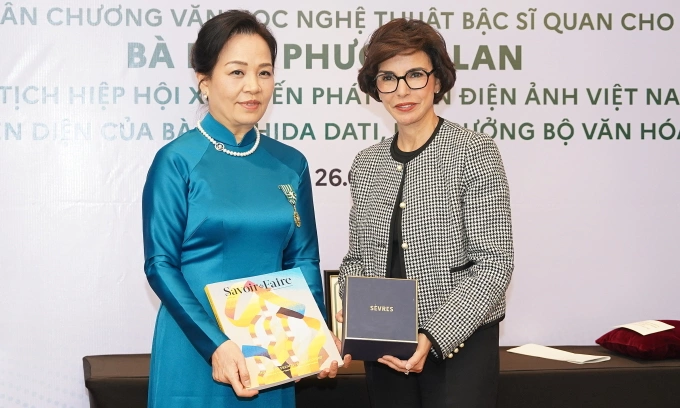 Bà Ngô Phương Lan nhận Huân chương bậc sĩ quan Pháp 2 dsc07457 jpg 1748399929 174839 1925 2886 1748401001