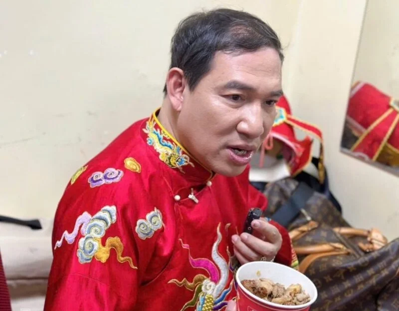 Thời trẻ cơ cực của nghệ sĩ Quang Thắng 1 Quang Thắng, 57 tuổi, trong hậu trường ghi hình "Táo quân 2025''. Ảnh: Hà Thu