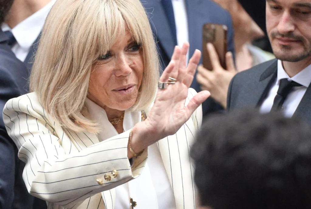 Tổng thống Pháp cùng Phu nhân ăn trưa ở phố cổ, thân thiện bắt tay người dân 4 Phu nhân Brigitte Macron xuất hiện đầy thân thiện và gần gũi trên phố Hàng Bè, trưa 27/5.
